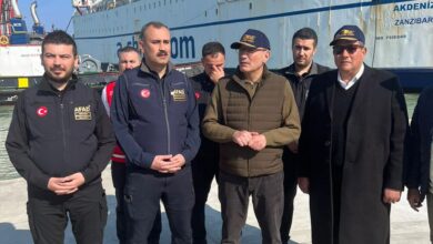 سفير الجمهورية التركية بالقاهرة "صالح موطلو شن" أثناء استقباله السفينة بالميناء ومسئولي الميناء ونائب مدير إدارة ‏الكوارث والطوارئ ومسئولي الهلال الأحمر المصري