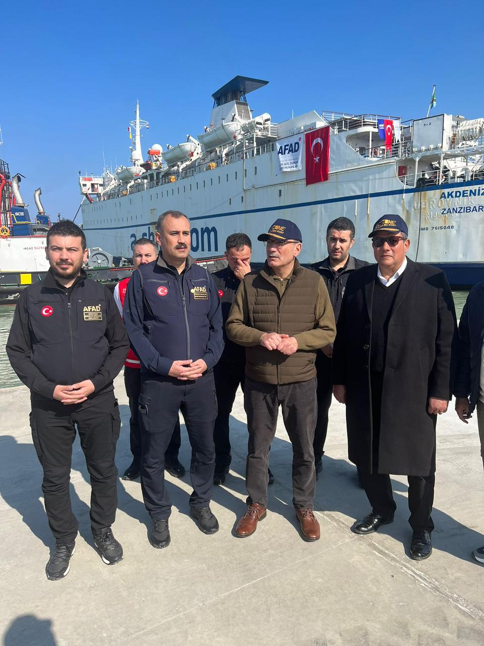 سفير الجمهورية التركية بالقاهرة "صالح موطلو شن" أثناء استقباله السفينة بالميناء ومسئولي الميناء ونائب مدير إدارة ‏الكوارث والطوارئ ومسئولي الهلال الأحمر المصري